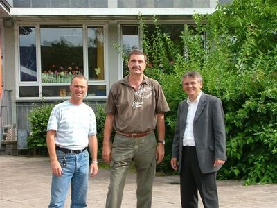 v.l. Hausmeister Bertels, Schulleiter Meier, Hermann-Josef Vogt