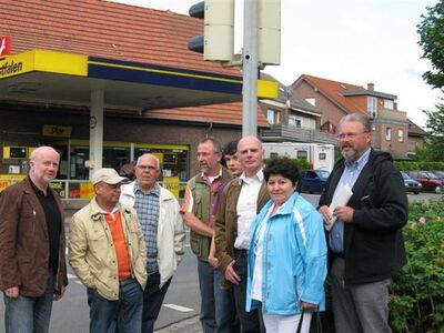 Mitglieder der SPD-Fraktion und des Ortsvereins vor der Ampelanlage in Lette