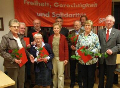 Die geehrten Mitglieder mit Ministerin Angelica Schwall-Düren und Hermann-Josef Vogt