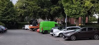 Parkplatz Marienring in Coesfeld mit geparkten Autos und Bäumen im Hintergrund.