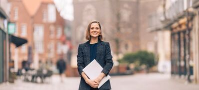 Foto von Eliza Diekmannn-Cloppenburg in der Coesfelder Fußgängerzone. Im Hintergrund der Coesfelder Marktplatz.