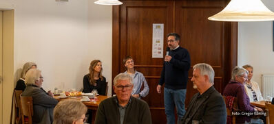 SPD-Ortsvereinsvorsitzender Sami Bouhari spricht zu den Gästen bei Neujahrsempfang in der Elonore-Pollmeyer-Begegnungsstätte Coesfeld