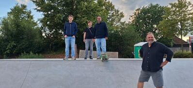 Eine Delegation der Coesfelder SPD mit (v.l.): Moritz Volmer, Matthis Tasler, Sami Bouhari und Michael Heiming begutachtet einen fertiggestellten Abschnitt der neuen Anlage am Bahnweg.
