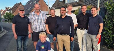 Foto: SPD-Mitglieder und Anlieger vor der Absperrung am Feldweg.