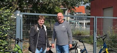 v.l.: André Stinka und Matthis Tasler am Gelände des geplanten Kapuzinerquartiers