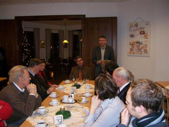 Hermann-Josef Vogt begrüßt die Anwesenden