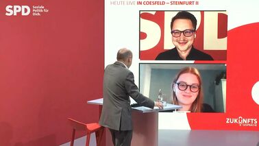 Frieda Schmitz aus dem Vorstand der SPD Coesfeld im Austausch mit Kanzlerkandidat Olaf Scholz und Bundestagskandidat