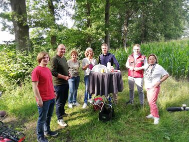 Die SPD im Austausch mit dem Tierschutzverein am Grundstück des geplanten Tierheimneubaus.