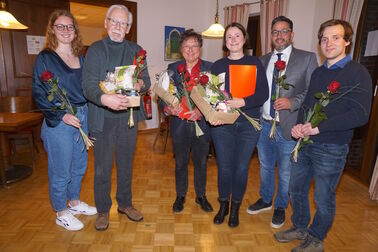 Die Jubilare: Peter Hering (2.v.l.), Hanjörg Bahmann (3.v.l.), Monika Verspohl (4.v.l.)