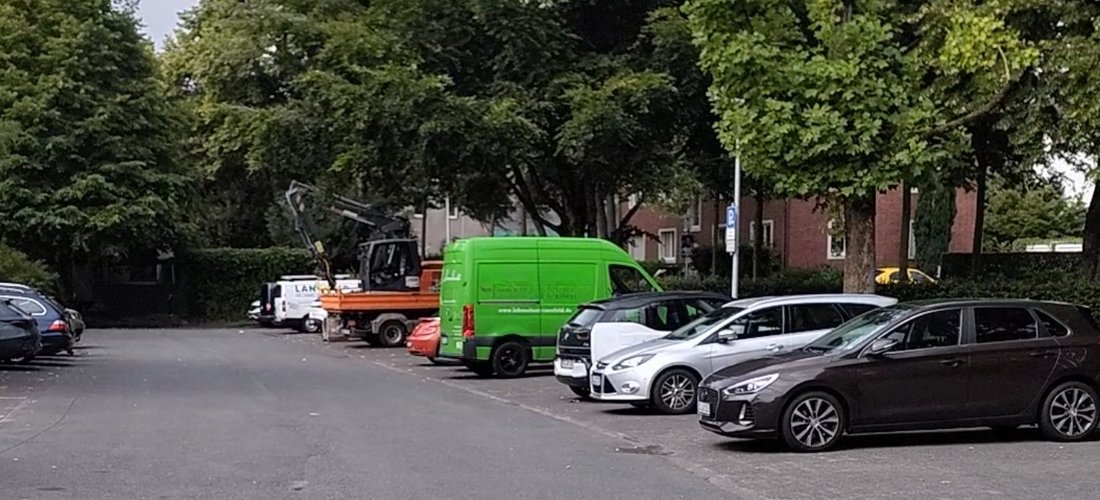 Parkplatz Marienring in Coesfeld mit geparkten Autos und Bäumen im Hintergrund.