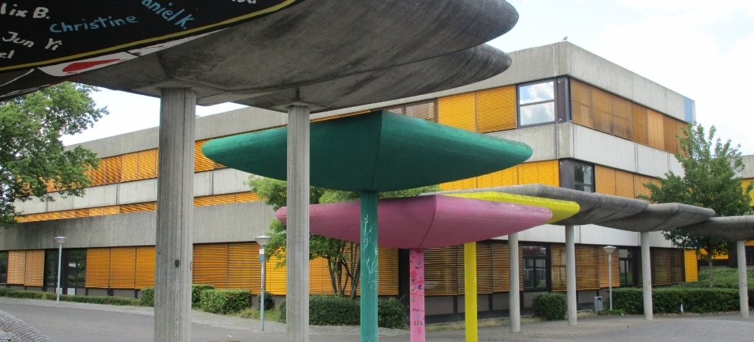 Foto des Schulzentrums in Coesfeld von außen im Jahr 2020 vor der Sanierung