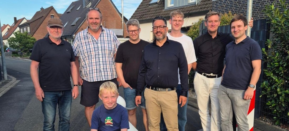 Foto: SPD-Mitglieder und Anlieger vor der Absperrung am Feldweg.
