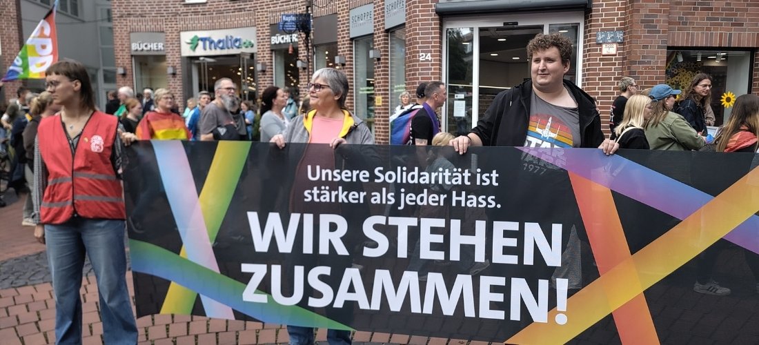 SPD und Jusos auf der Dem durch die Innenstadt mit einem Banner "Unsere Solidarität ist stärker als Hass - Wir stehen zusammen!"